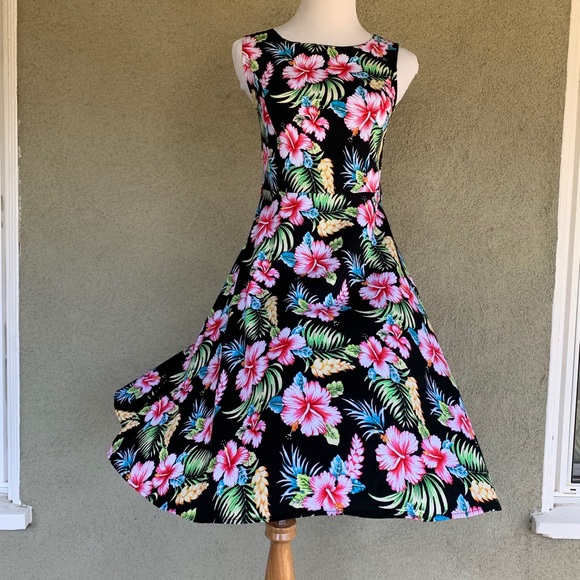 🌺 Hawaiian Floral Fit and Flair Dress Black 🌺 - Picture 8 of 11